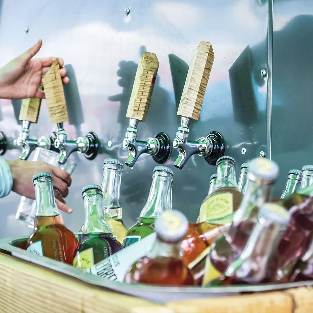 Live music night + packed room + Santa Fe Honeybrew.